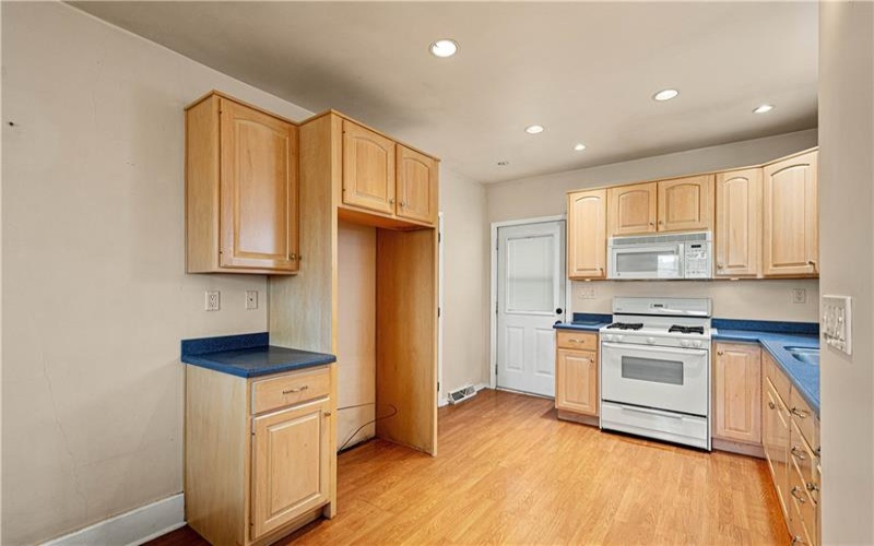 512 Center Ave, Charleroi, 15022, 2 Bedrooms Bedrooms, 5 Rooms Rooms,2 BathroomsBathrooms,Residential,For Sale,Center Ave,1769260