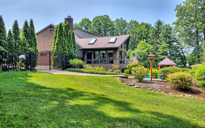 651 Buckingham DRIVE, Greensburg, 15601, 4 Bedroom Bedrooms, 9 Room Rooms,3.1 BathroomBathrooms,Residential,For Sale,Buckingham,1766657