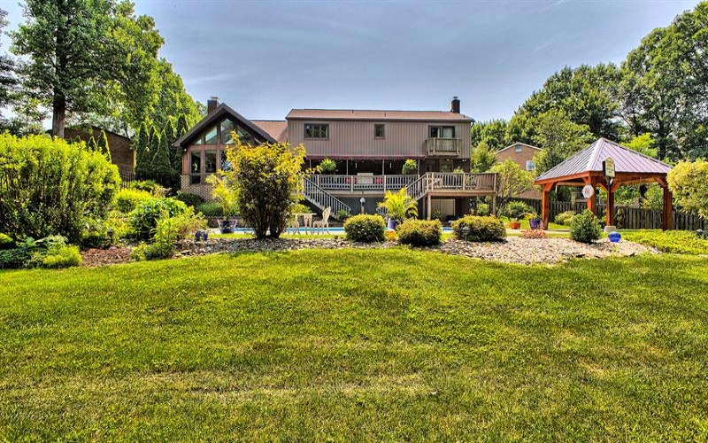 651 Buckingham DRIVE, Greensburg, 15601, 4 Bedroom Bedrooms, 9 Room Rooms,3.1 BathroomBathrooms,Residential,For Sale,Buckingham,1766657