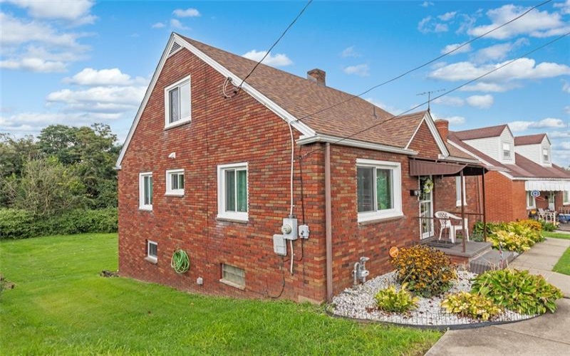 44 Montraver Drive, Monessen, 15062, 3 Bedroom Bedrooms, 9 Room Rooms,2.1 BathroomBathrooms,Residential,For Sale,Montraver Drive,1770360