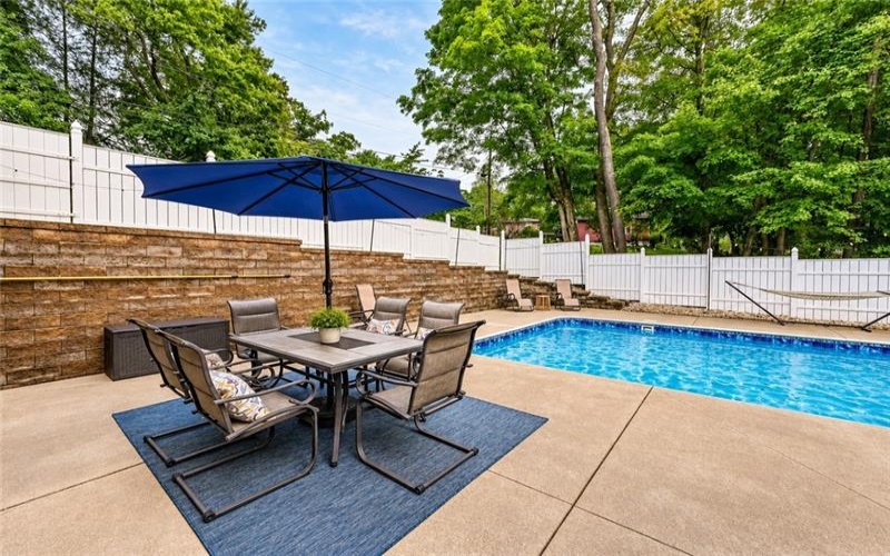 328 Comstock Dr, Irwin, 15642, 5 Bedroom Bedrooms, ,2.2 BathroomBathrooms,Residential,For Sale,Comstock Dr,1770510