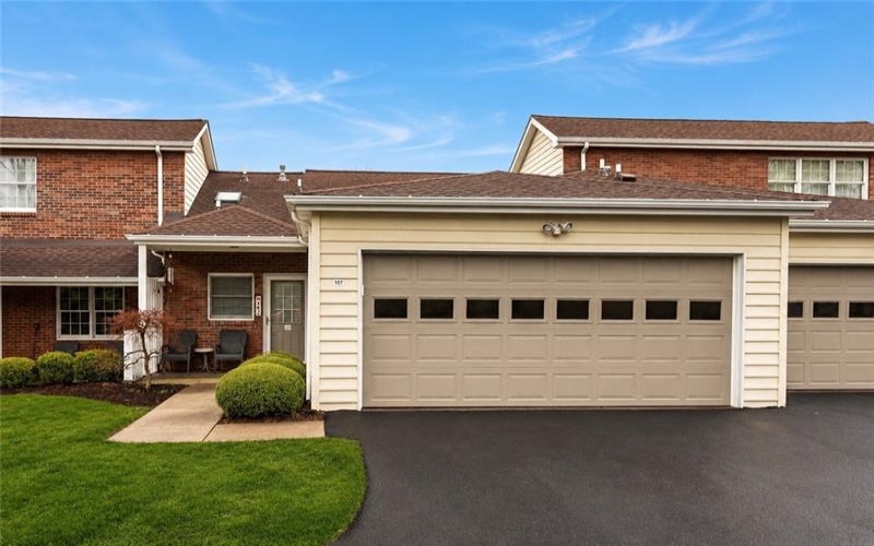 107 Boxwood Ct, Canonsburg, 15317, 2 Bedrooms Bedrooms, 8 Rooms Rooms,2.1 BathroomsBathrooms,Residential,For Sale,Boxwood Ct,1742204