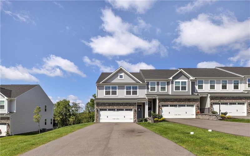 7001 Wellington Court, Jeanette, 15644, 3 Bedroom Bedrooms, 9 Room Rooms,3.1 BathroomBathrooms,Residential,For Sale,Wellington Court,1770387