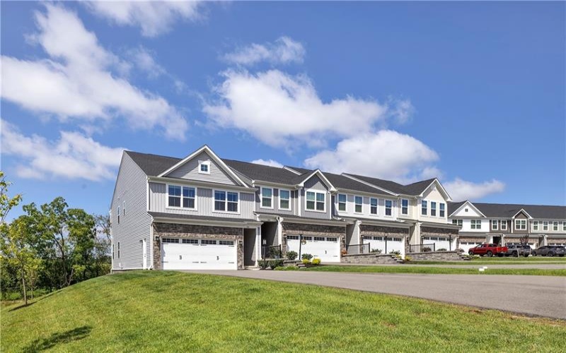 7001 Wellington Court, Jeanette, 15644, 3 Bedroom Bedrooms, 9 Room Rooms,3.1 BathroomBathrooms,Residential,For Sale,Wellington Court,1770387