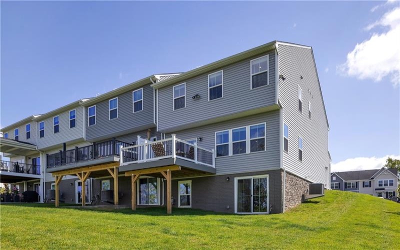 7001 Wellington Court, Jeanette, 15644, 3 Bedroom Bedrooms, 9 Room Rooms,3.1 BathroomBathrooms,Residential,For Sale,Wellington Court,1770387