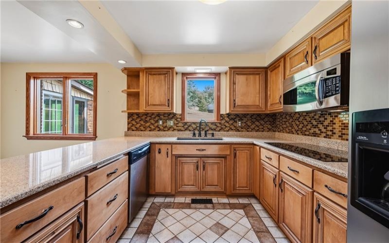 650 Phillis Rd, Burgettstown, 15021, 3 Bedrooms Bedrooms, 10 Rooms Rooms,2.1 BathroomsBathrooms,Residential,For Sale,Phillis Rd,1770802
