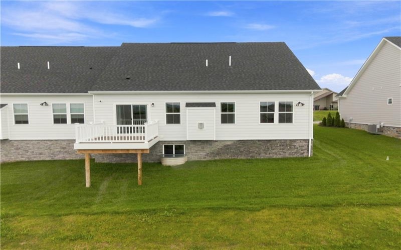 1051 Black Sands Dr, Jeannette, 15644, 2 Bedroom Bedrooms, 10 Room Rooms,3 BathroomBathrooms,Residential,For Sale,Black Sands Dr,1770524