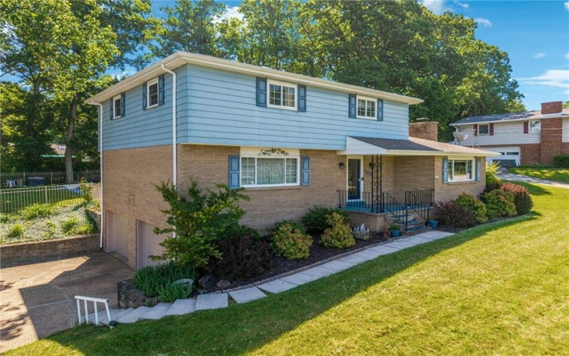 1212 Mountain View Dr, Greensburg, 15601, 4 Bedrooms Bedrooms, 10 Rooms Rooms,2.1 BathroomsBathrooms,Residential,For Sale,Mountain View Dr,1758200