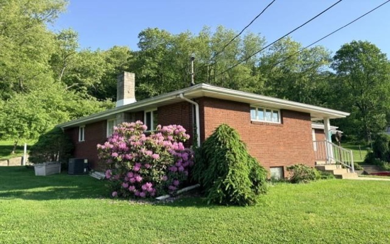 2434 Racetrack Rd, New Stanton, 15672, 3 Bedroom Bedrooms, 7 Room Rooms,1 BathroomBathrooms,Residential,For Sale,Racetrack Rd,1758642