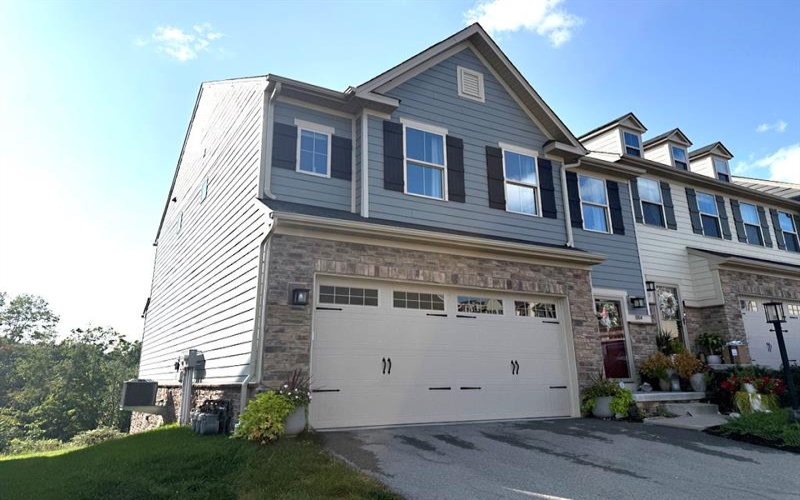 1004 Lampl Lane, Jeannette, 15644, 3 Bedroom Bedrooms, 6 Room Rooms,2.1 BathroomBathrooms,Residential,For Sale,Lampl Lane,1771257