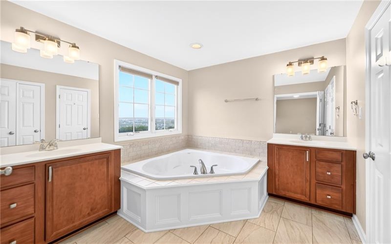1066 Woodlawn Dr, Canonsburg, 15317, 3 Bedroom Bedrooms, 8 Room Rooms,2.1 BathroomBathrooms,Residential,For Sale,Woodlawn Dr,1771327