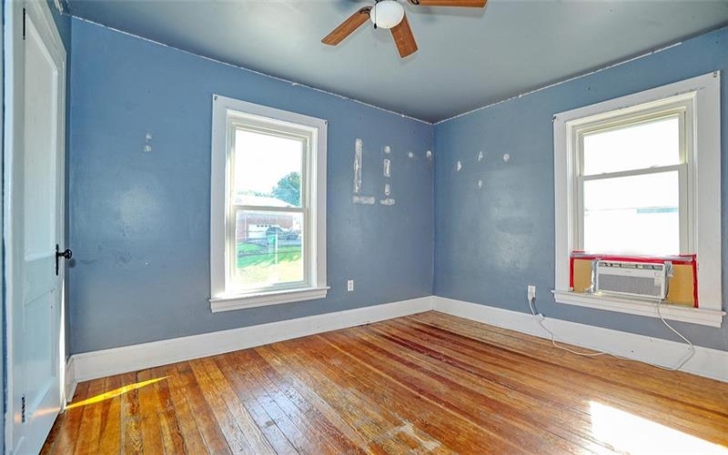 5 Wabash Avenue, Hickory, 15340, 4 Bedroom Bedrooms, 10 Room Rooms,1 BathroomBathrooms,Residential,For Sale,Wabash Avenue,1771978