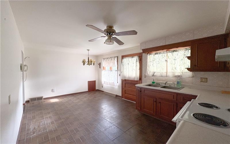 420 Hillview Dr, New Kensington, 15068, 2 Bedroom Bedrooms, 6 Room Rooms,2 BathroomBathrooms,Residential,For Sale,Hillview Dr,1771964