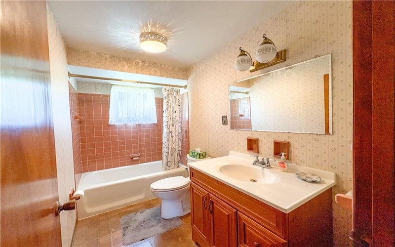420 Hillview Dr, New Kensington, 15068, 2 Bedroom Bedrooms, 6 Room Rooms,2 BathroomBathrooms,Residential,For Sale,Hillview Dr,1771964