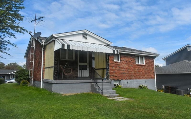 420 Hillview Dr, New Kensington, 15068, 2 Bedroom Bedrooms, 6 Room Rooms,2 BathroomBathrooms,Residential,For Sale,Hillview Dr,1771964