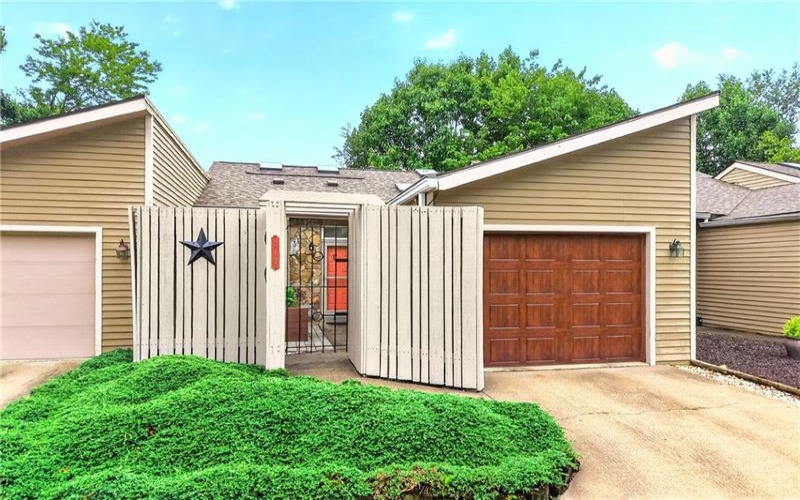 313 Vista Drive, 15601, 15601, 2 Bedroom Bedrooms, 8 Room Rooms,2.1 BathroomBathrooms,Residential,For Sale,Vista Drive,1769460