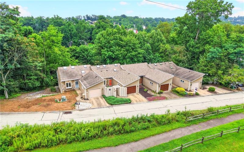 313 Vista Drive, 15601, 15601, 2 Bedroom Bedrooms, 8 Room Rooms,2.1 BathroomBathrooms,Residential,For Sale,Vista Drive,1769460