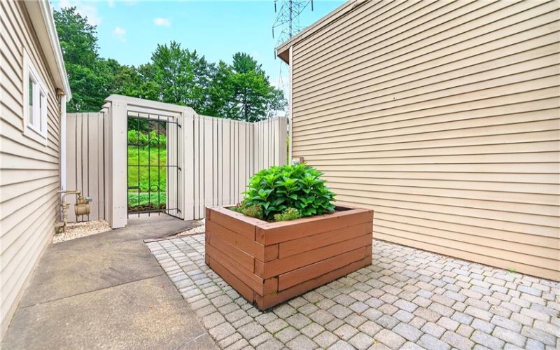 313 Vista Drive, 15601, 15601, 2 Bedroom Bedrooms, 8 Room Rooms,2.1 BathroomBathrooms,Residential,For Sale,Vista Drive,1769460