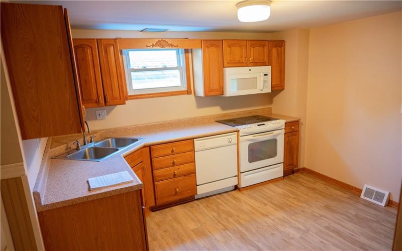 220 2nd Street, Slickville, 15684, 2 Bedroom Bedrooms, 6 Room Rooms,1 BathroomBathrooms,Residential,For Sale,2nd Street,1773019
