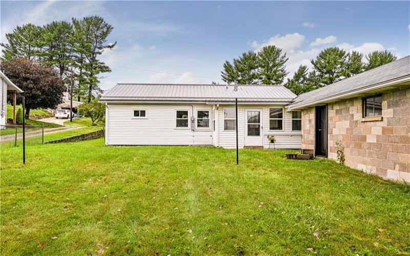 40 Viewmont Drive, Latrobe, 15650, 3 Bedroom Bedrooms, 8 Room Rooms,1 BathroomBathrooms,Residential,For Sale,Viewmont Drive,1772777