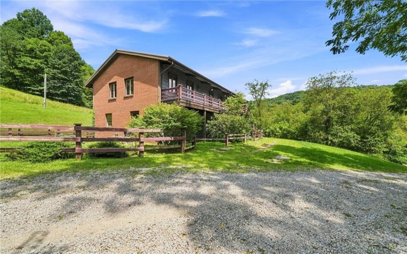 264 Stewart Run Rd, Waynesburg, 15370, 3 Bedroom Bedrooms, 9 Room Rooms,2.1 BathroomBathrooms,Residential,For Sale,Stewart Run Rd,1773089