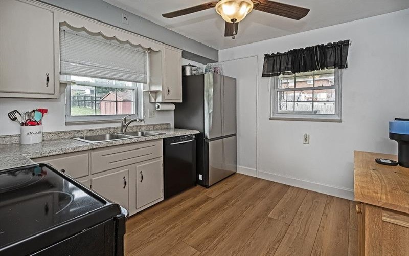 200 Davies STREET, New Kensington, 15068, 2 Bedroom Bedrooms, 7 Room Rooms,2 BathroomBathrooms,Residential,For Sale,Davies,1773195