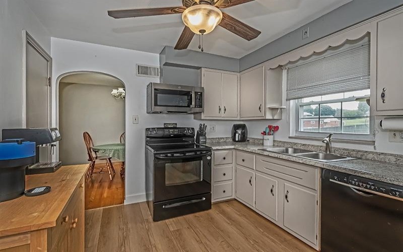 200 Davies STREET, New Kensington, 15068, 2 Bedroom Bedrooms, 7 Room Rooms,2 BathroomBathrooms,Residential,For Sale,Davies,1773195