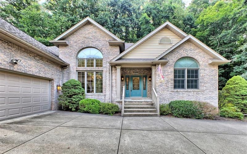 41 Brookdale Drive, Greensburg, 15601, 3 Bedroom Bedrooms, 7 Room Rooms,2 BathroomBathrooms,Residential,For Sale,Brookdale Drive,1773309