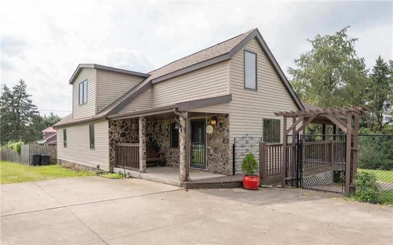 426 Dick Station Rd, Irwin, 15642, 2 Bedroom Bedrooms, ,2.1 BathroomBathrooms,Residential,For Sale,Dick Station Rd,1773320