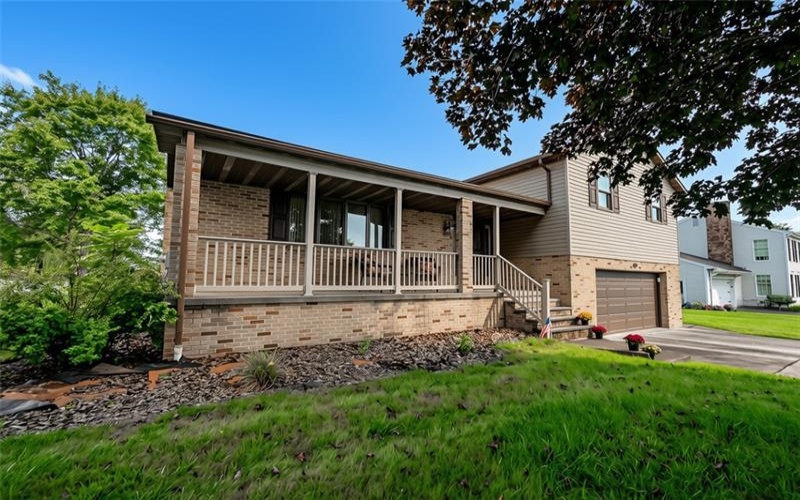 105 Laurlis Lane, Johnstown, 15904, 3 Bedroom Bedrooms, 9 Room Rooms,2.1 BathroomBathrooms,Residential,For Sale,Laurlis Lane,1773467