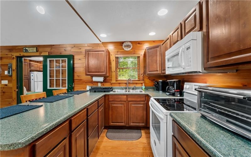121 Apple St, Normalville, 15469, 2 Bedroom Bedrooms, 5 Room Rooms,1 BathroomBathrooms,Residential,For Sale,Apple St,1773471