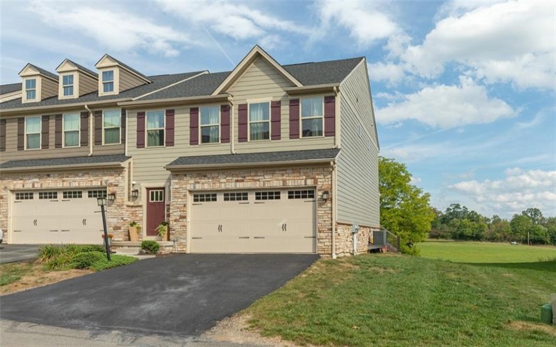 4001 Saint Andrews Ct, Jeannette, 15644, 3 Bedroom Bedrooms, 8 Room Rooms,2.1 BathroomBathrooms,Residential,For Sale,Saint Andrews Ct,1773700