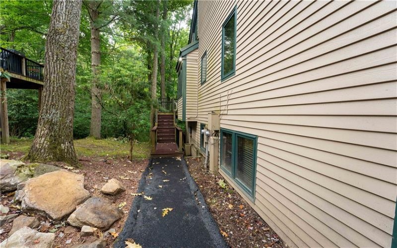 531-533 Laurel Pond, Farmington, 15437, 3 Bedroom Bedrooms, 7 Room Rooms,3 BathroomBathrooms,Residential,For Sale,Laurel Pond,1773748