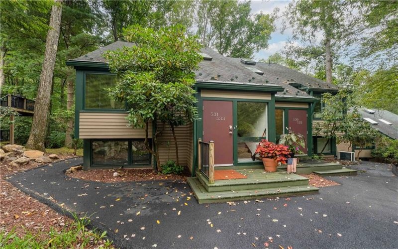 531-533 Laurel Pond, Farmington, 15437, 3 Bedroom Bedrooms, 7 Room Rooms,3 BathroomBathrooms,Residential,For Sale,Laurel Pond,1773748