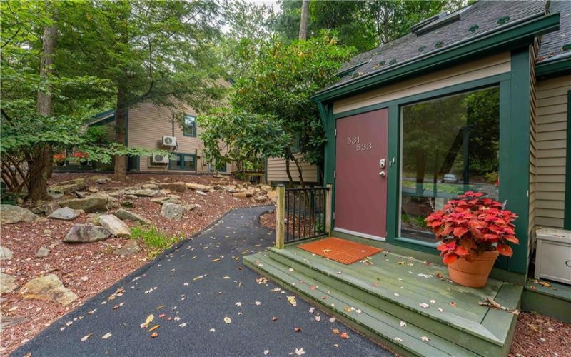 531-533 Laurel Pond, Farmington, 15437, 3 Bedroom Bedrooms, 7 Room Rooms,3 BathroomBathrooms,Residential,For Sale,Laurel Pond,1773748