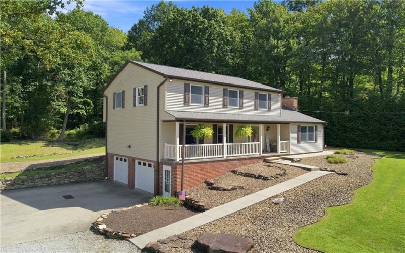 118 Mayberry Lane, Latrobe, 15650, 3 Bedroom Bedrooms, 8 Room Rooms,2.1 BathroomBathrooms,Residential,For Sale,Mayberry Lane,1773996