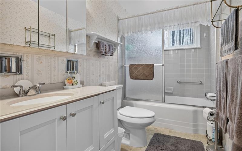 857 Pleasant Hills Dr, Washington, 15301, 3 Bedroom Bedrooms, 9 Room Rooms,2 BathroomBathrooms,Residential,For Sale,Pleasant Hills Dr,1774204