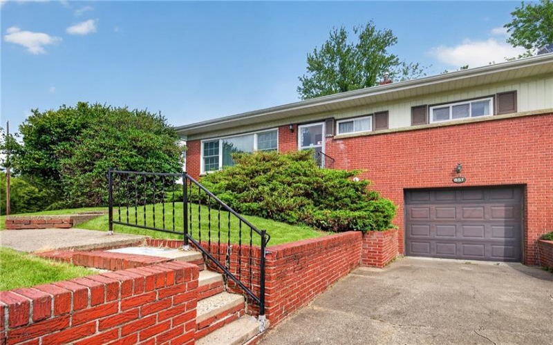 857 Pleasant Hills Dr, Washington, 15301, 3 Bedroom Bedrooms, 9 Room Rooms,2 BathroomBathrooms,Residential,For Sale,Pleasant Hills Dr,1774204