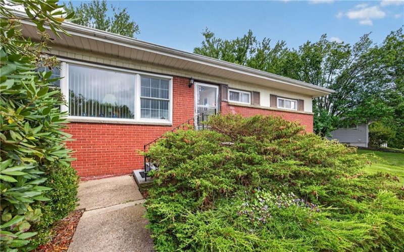 857 Pleasant Hills Dr, Washington, 15301, 3 Bedroom Bedrooms, 9 Room Rooms,2 BathroomBathrooms,Residential,For Sale,Pleasant Hills Dr,1774204