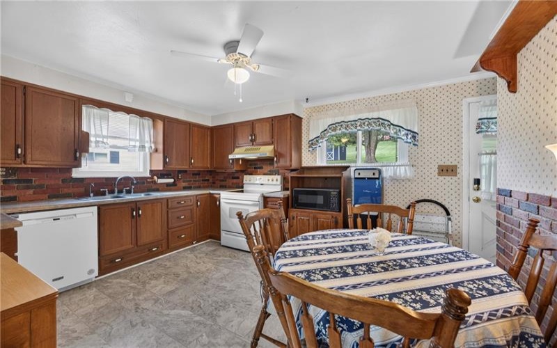 857 Pleasant Hills Dr, Washington, 15301, 3 Bedroom Bedrooms, 9 Room Rooms,2 BathroomBathrooms,Residential,For Sale,Pleasant Hills Dr,1774204