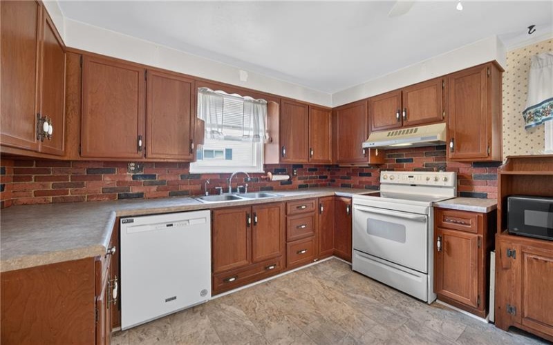 857 Pleasant Hills Dr, Washington, 15301, 3 Bedroom Bedrooms, 9 Room Rooms,2 BathroomBathrooms,Residential,For Sale,Pleasant Hills Dr,1774204
