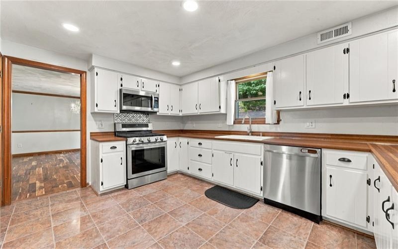 9 Northwood Rd, Greensburg, 15601, 4 Bedroom Bedrooms, ,2.1 BathroomBathrooms,Residential,For Sale,Northwood Rd,1774433