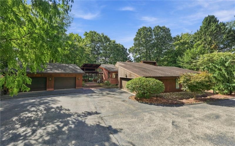 311 Lakewood Rd, Greensburg, 15601, 4 Bedroom Bedrooms, 12 Room Rooms,3.1 BathroomBathrooms,Residential,For Sale,Lakewood Rd,1774591