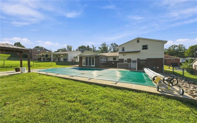 136 Sunrise Dr, Irwin, 15642, 3 Bedroom Bedrooms, 9 Room Rooms,2 BathroomBathrooms,Residential,For Sale,Sunrise Dr,1774648
