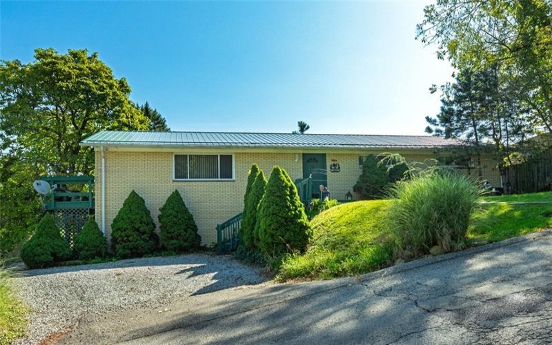 910 White Drive, Donora, 15033, 4 Bedroom Bedrooms, 12 Room Rooms,3 BathroomBathrooms,Residential,For Sale,White Drive,1775080
