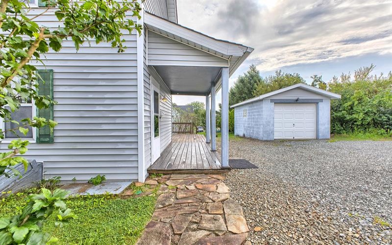 912 Sherman AVENUE, Irwin, 15642, 2 Bedroom Bedrooms, 5 Room Rooms,1.1 BathroomBathrooms,Residential,For Sale,Sherman,1775307