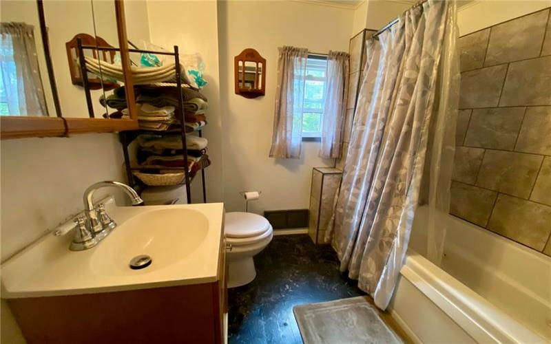 915 Main St, Latrobe, 15650, 3 Bedroom Bedrooms, 8 Room Rooms,2 BathroomBathrooms,Residential,For Sale,Main St,1774274