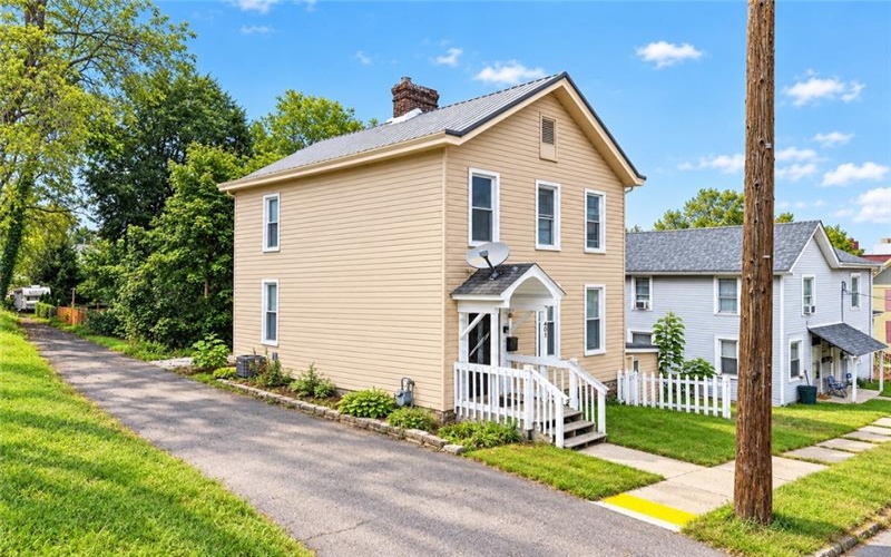 407 Stanton St, Greensburg, 15601, 2 Bedroom Bedrooms, ,1 BathroomBathrooms,Residential,For Sale,Stanton St,1775396