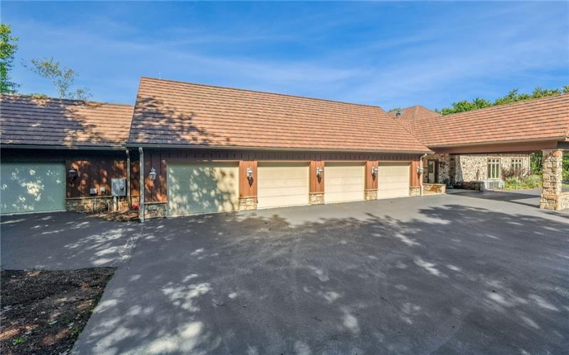 2323 South Ridge Drive, Hidden Valley, 15502, 4 Bedroom Bedrooms, 13 Room Rooms,4.2 BathroomBathrooms,Residential,For Sale,South Ridge Drive,1774557