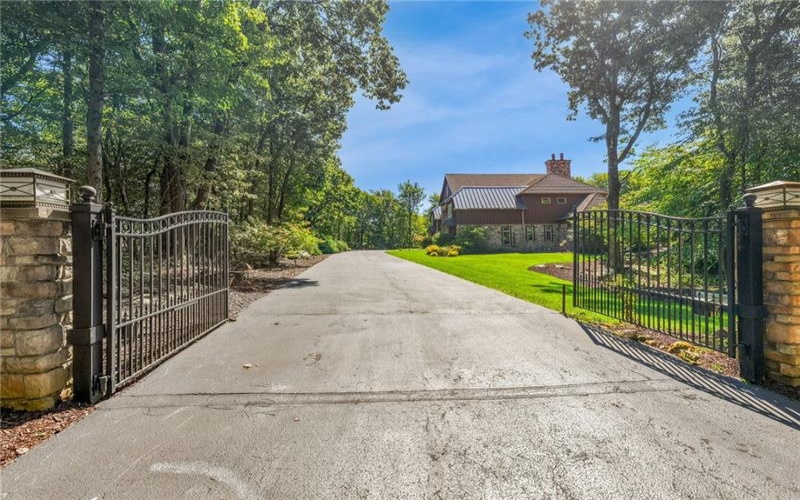 2323 South Ridge Drive, Hidden Valley, 15502, 4 Bedroom Bedrooms, 13 Room Rooms,4.2 BathroomBathrooms,Residential,For Sale,South Ridge Drive,1774557
